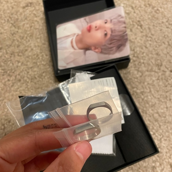 BTS Official ARMY Rings With Photocards - Picture 5 of 8